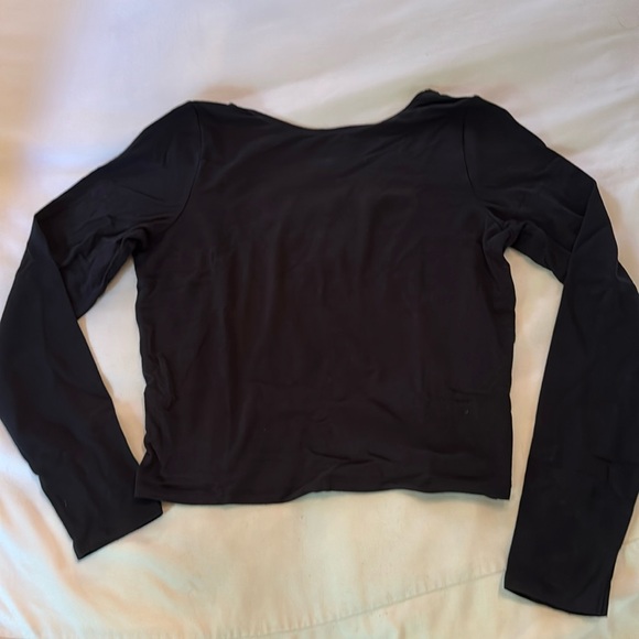 Hollister black long sleeves tee. Cropped with scoop back. Size large - Picture 1 of 3
